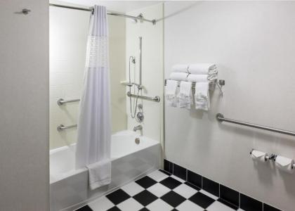 Hampton Inn San Diego Downtown - image 3