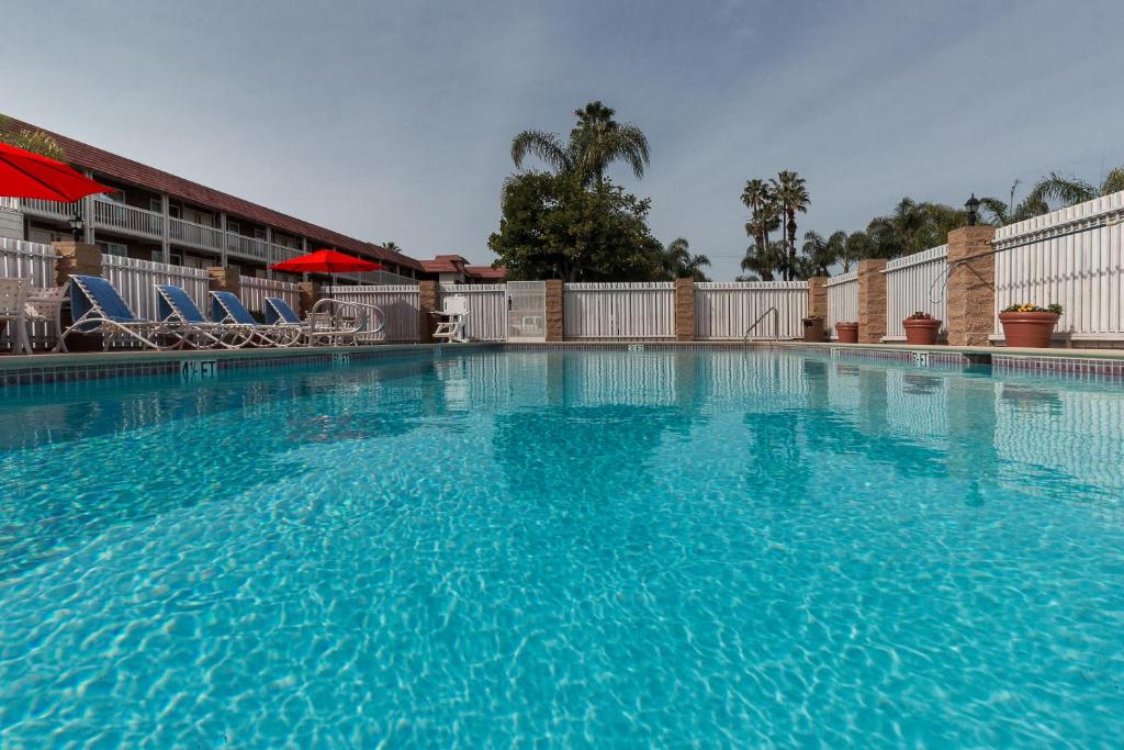 Ramada by Wyndham Costa Mesa/Newport Beach - image 5