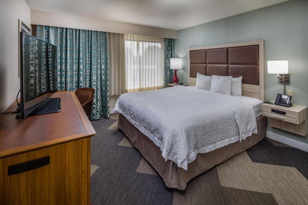 Hampton Inn San Francisco Airport - image 2