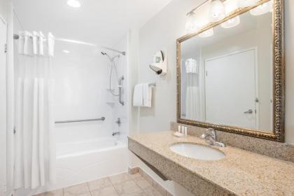 Ramada by Wyndham San Diego Airport - image 4