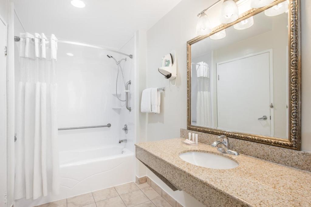 Ramada by Wyndham San Diego Airport - image 4