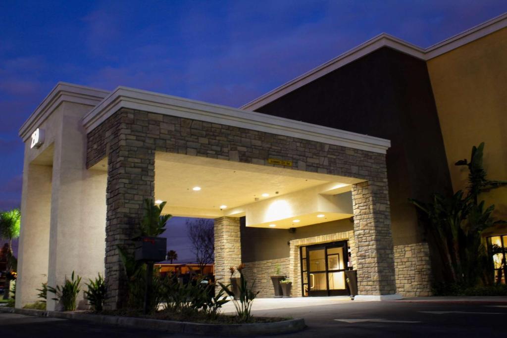 Best Western Plus Arrowhead Hotel - main image