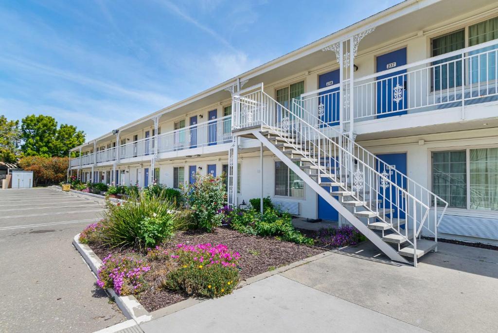 Motel 6-Santa Maria CA - South - image 2