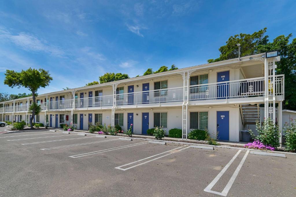 Motel 6-Santa Maria CA - South - image 3