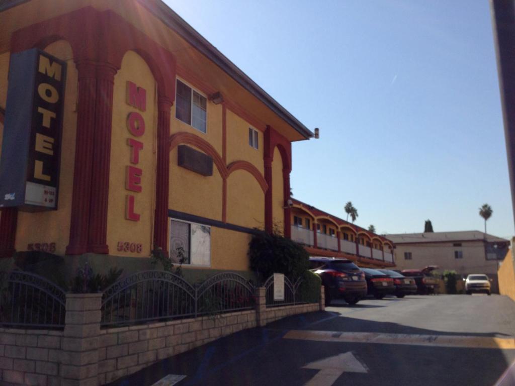 Economy Inn Hollywood - image 3
