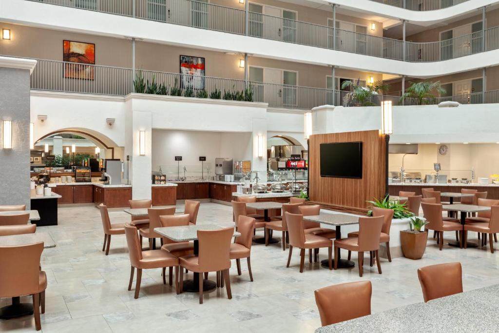 Embassy Suites by Hilton Santa Ana Orange County Airport - image 3