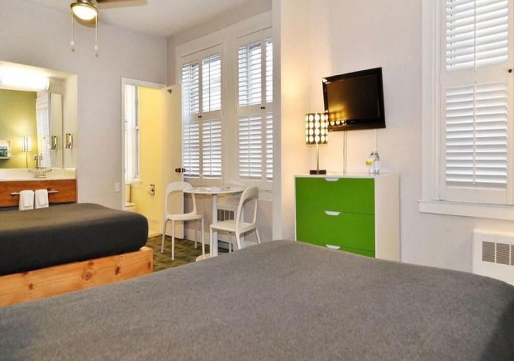 Good Hotel - image 4