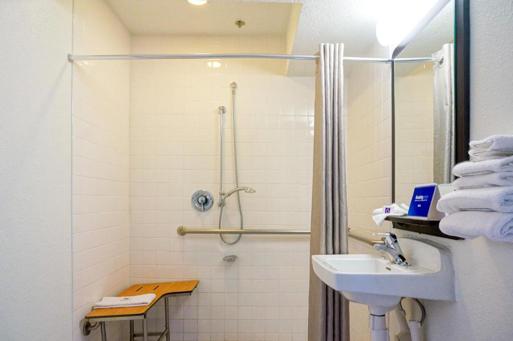 Motel 6-Carlsbad CA Beach - image 5