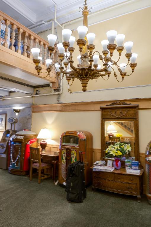 Aida Plaza Hotel - image 2