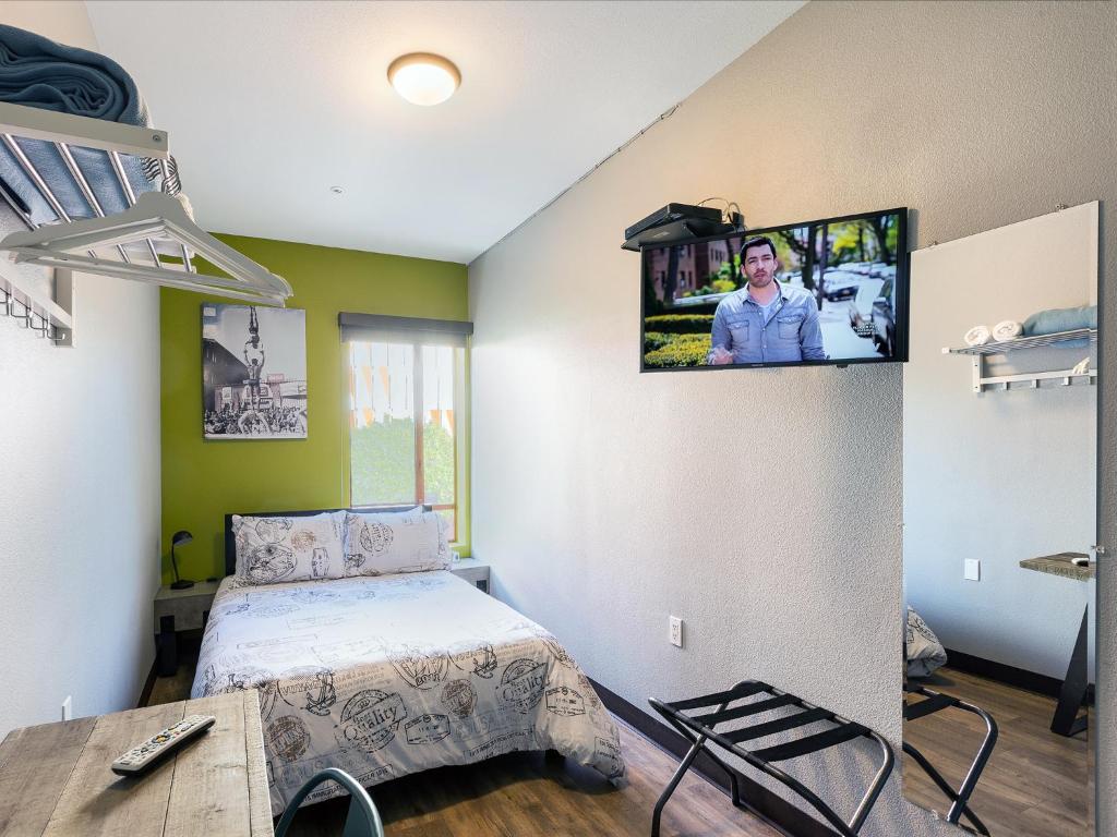 HI Los Angeles - Santa Monica Hostel - image 5