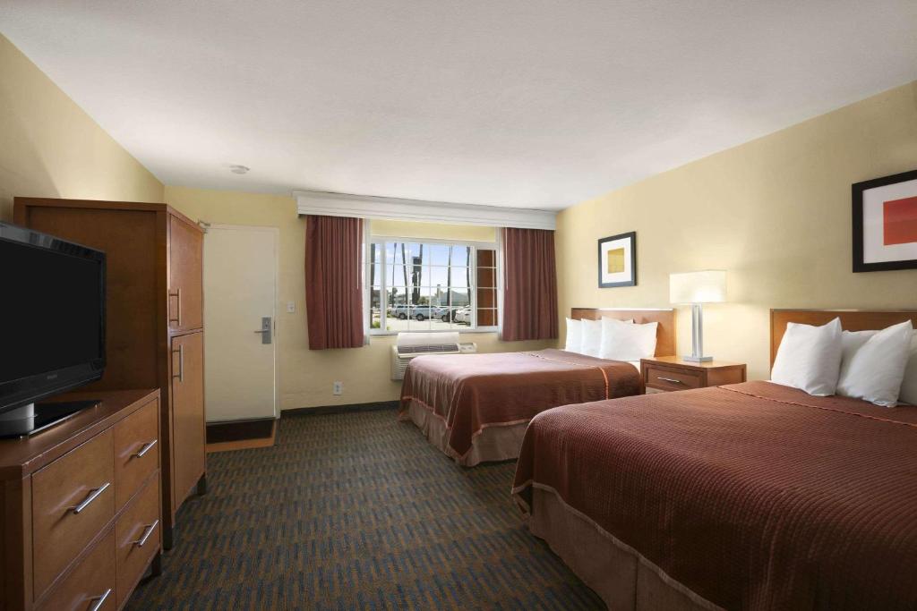 Howard Johnson by Wyndham San Diego Sea World - image 2