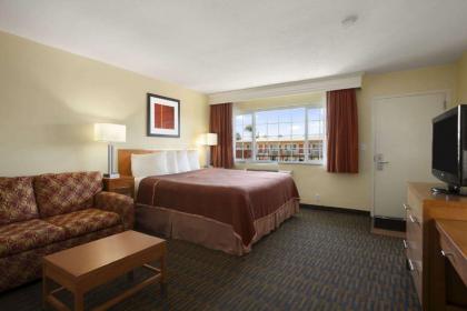 Howard Johnson by Wyndham San Diego Sea World - image 5