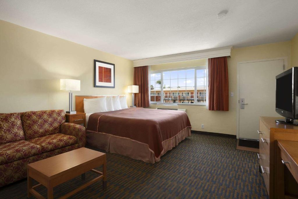 Howard Johnson by Wyndham San Diego Sea World - image 5
