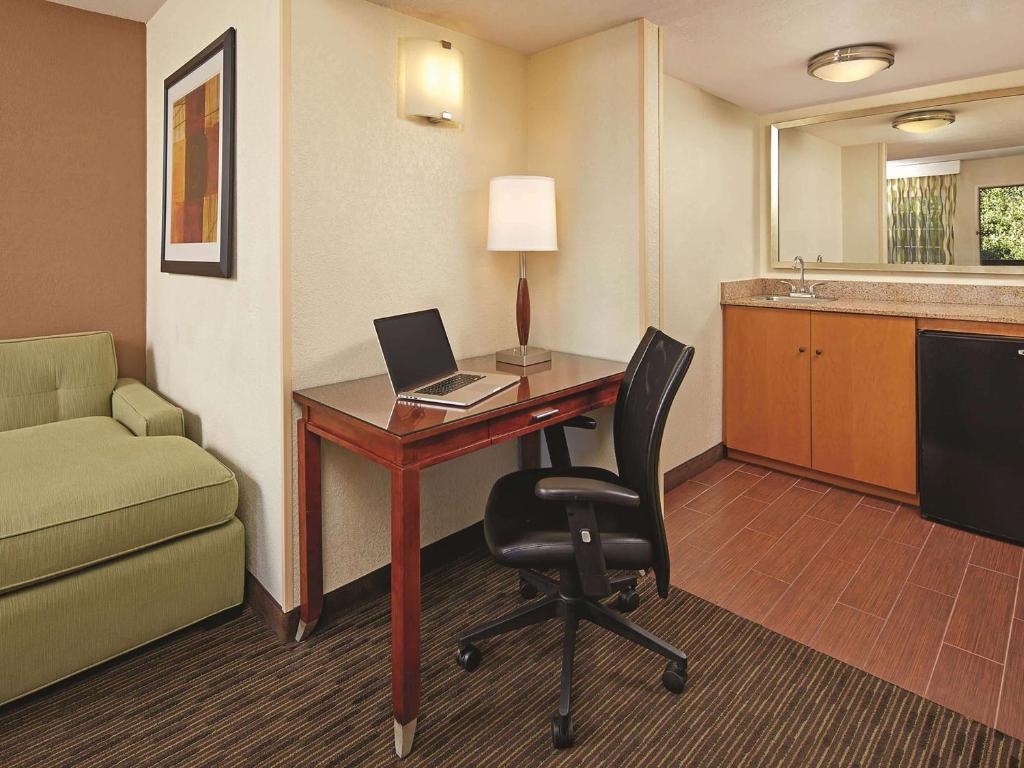 La Quinta by Wyndham San Diego SeaWorld/Zoo Area - image 3