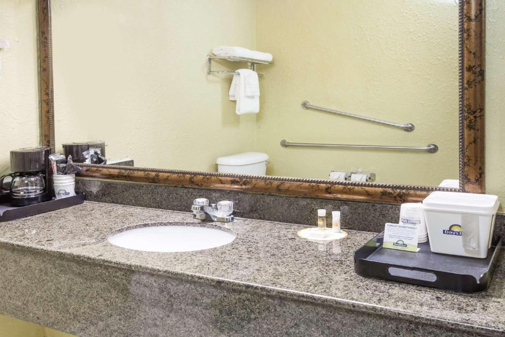 Days Inn by Wyndham San Bernardino/Redlands - image 2
