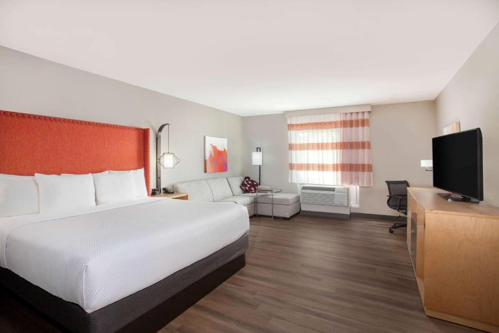 La Quinta by Wyndham Madera - image 3