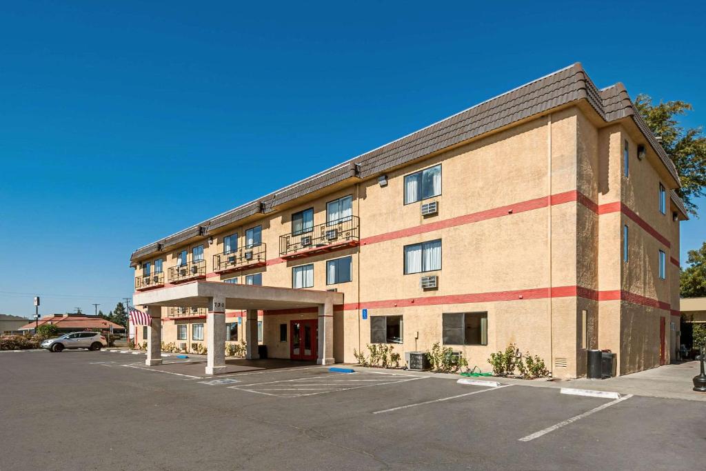 Econo Lodge Inn & Suites Yuba City - main image