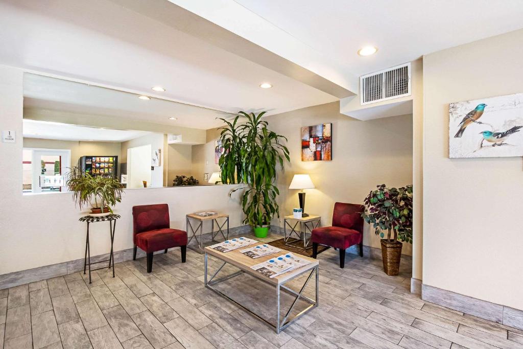 Econo Lodge Inn & Suites Yuba City - image 4