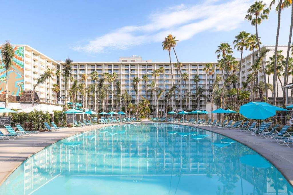 Town and Country San Diego - main image
