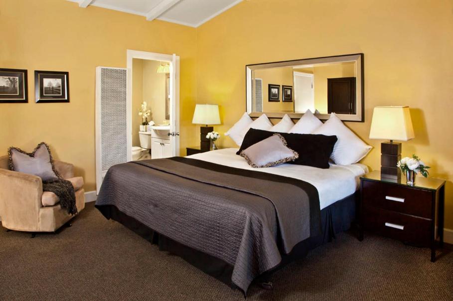 Monterey Peninsula Inn - image 3