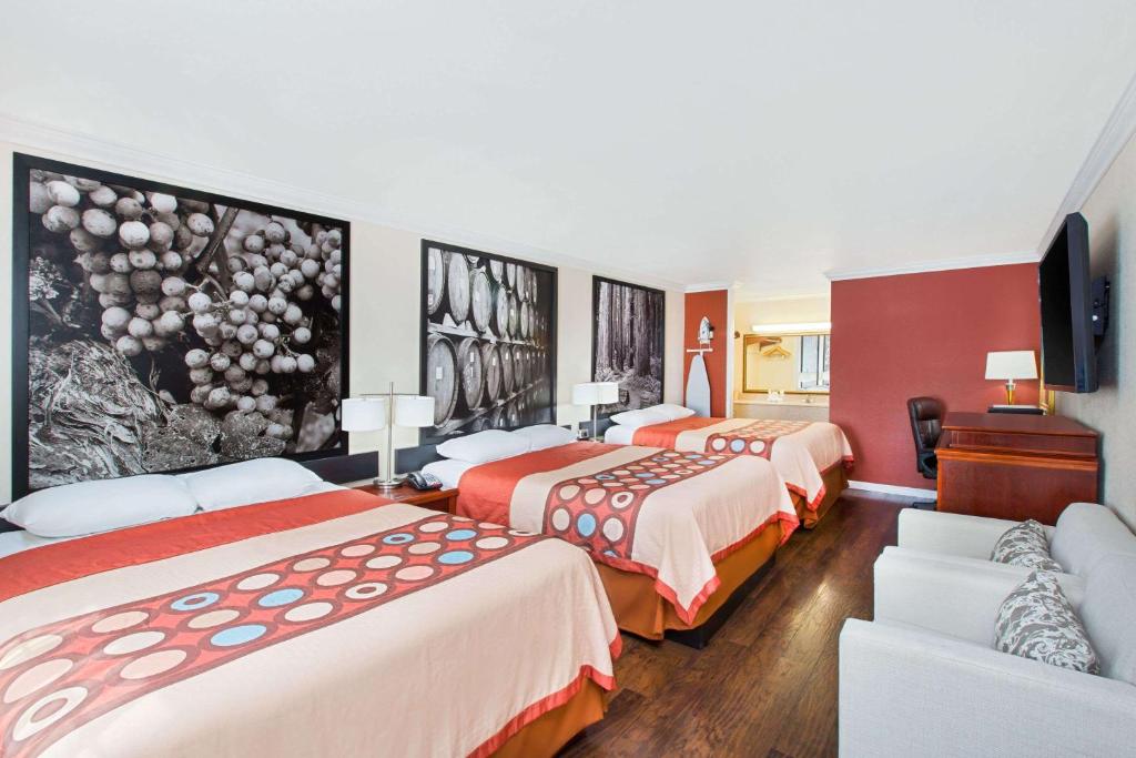 Super 8 by Wyndham Ukiah - image 3