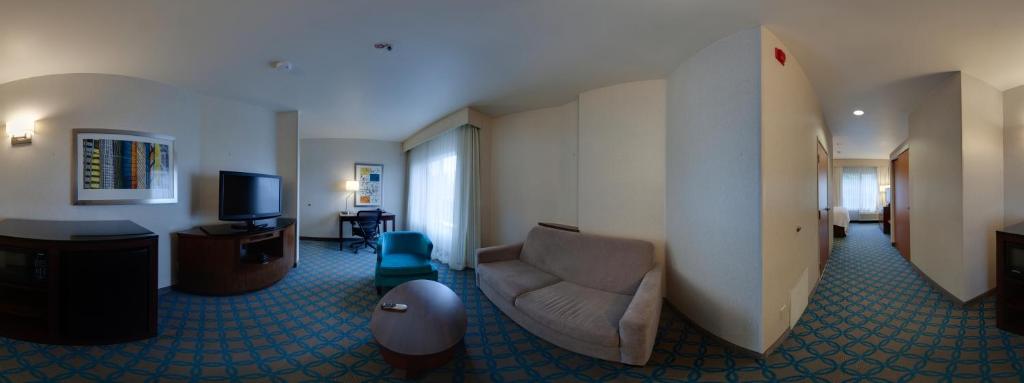 Fairfield Inn & Suites by Marriott San Francisco Airport - image 4