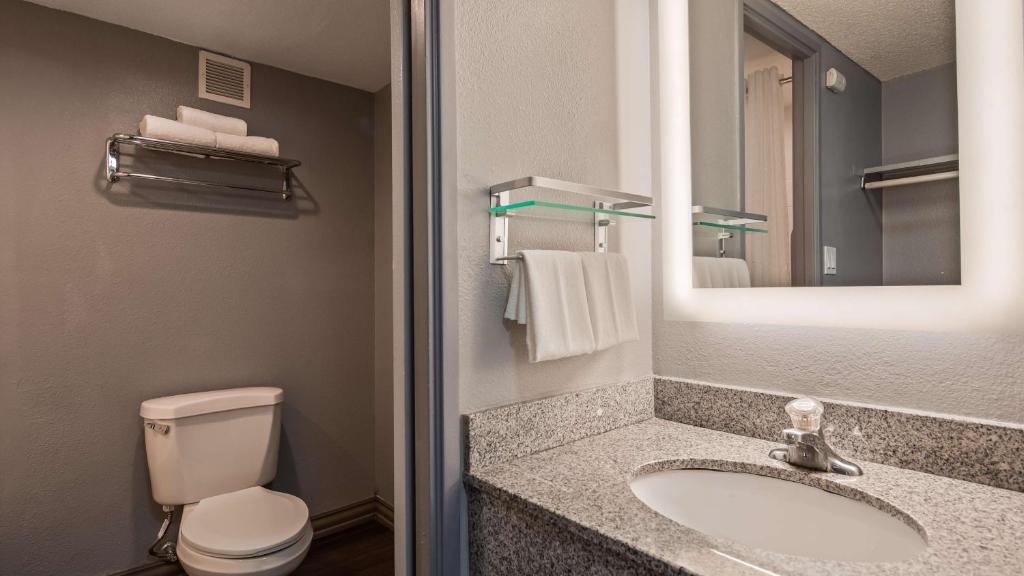 Best Western Yacht Harbor Hotel - image 3