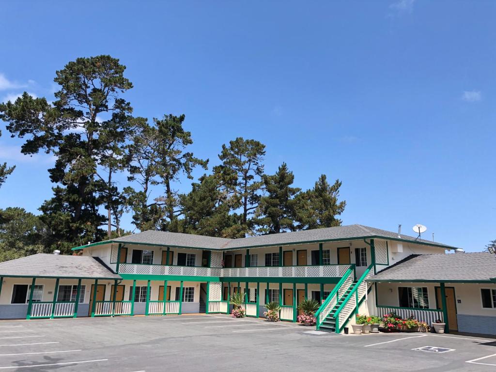 Monterey Pines Inn - image 3