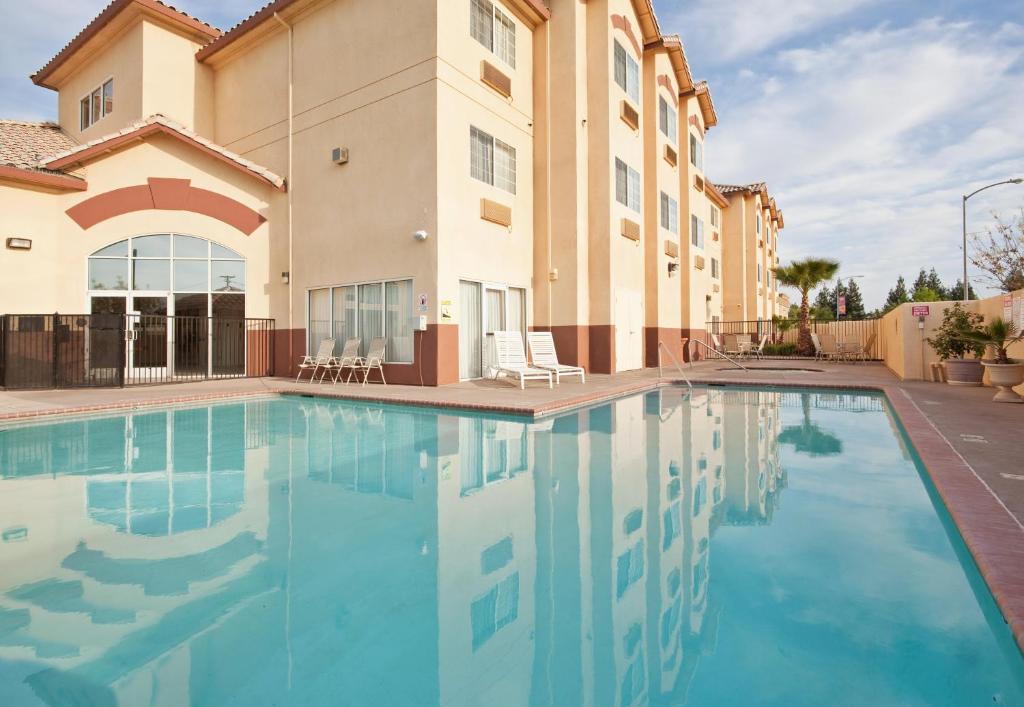 Holiday Inn Express Madera an IHG Hotel - main image
