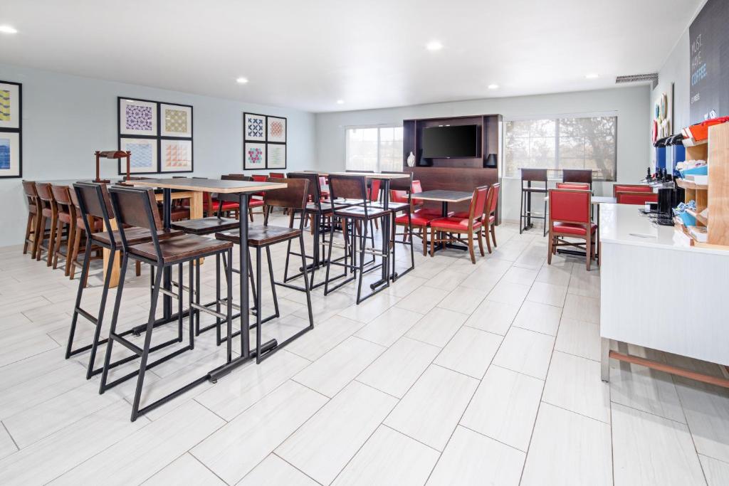 Holiday Inn Express Hotel & Suites Watsonville an IHG Hotel - image 5