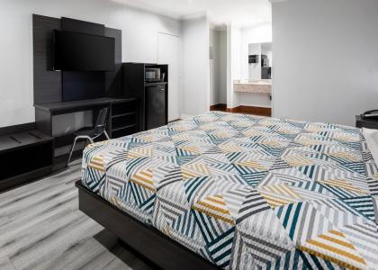 Motel 6-Anaheim CA - Convention Center - image 3