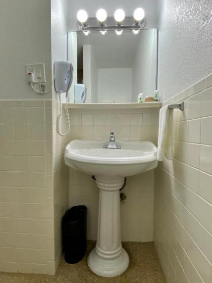 Geary Parkway Motel - image 4