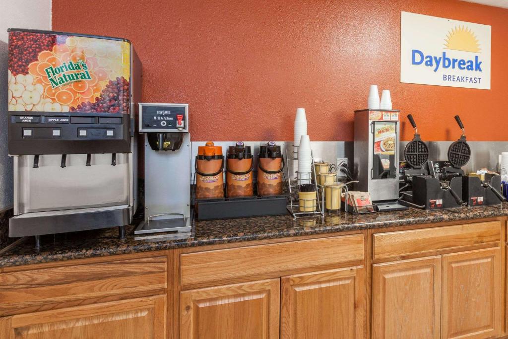 Days Inn by Wyndham Mission Valley Qualcomm Stadium/SDSU - image 2