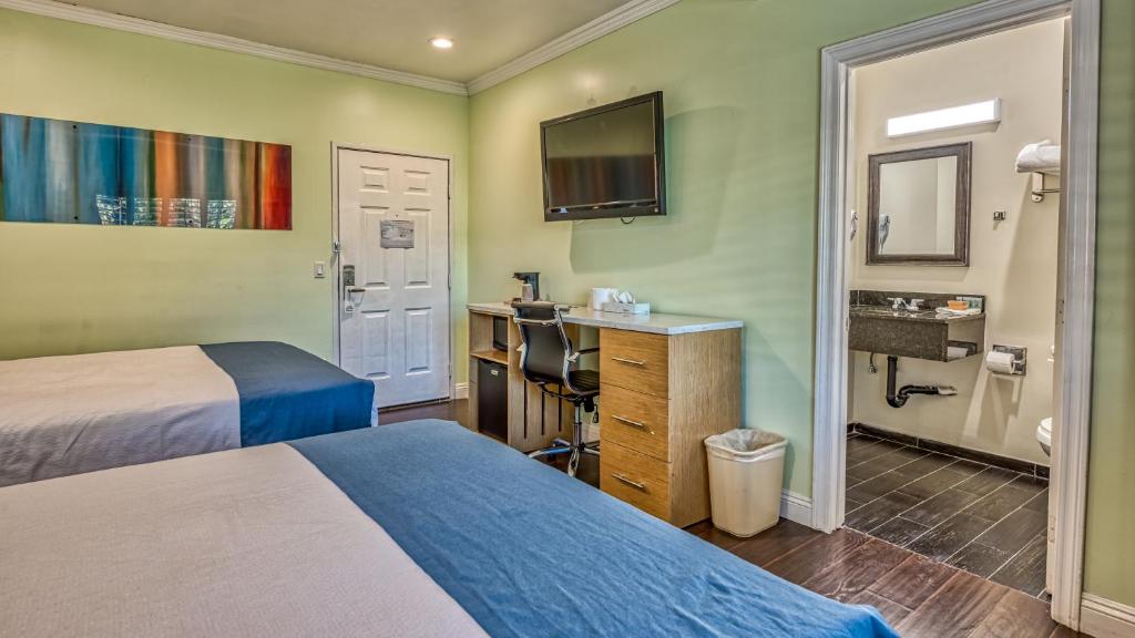 Hollywood City Inn - image 5