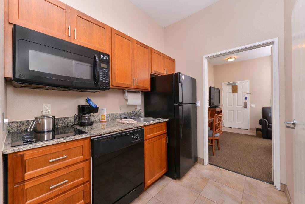 Candlewood Suites San Diego an IHG Hotel - image 2