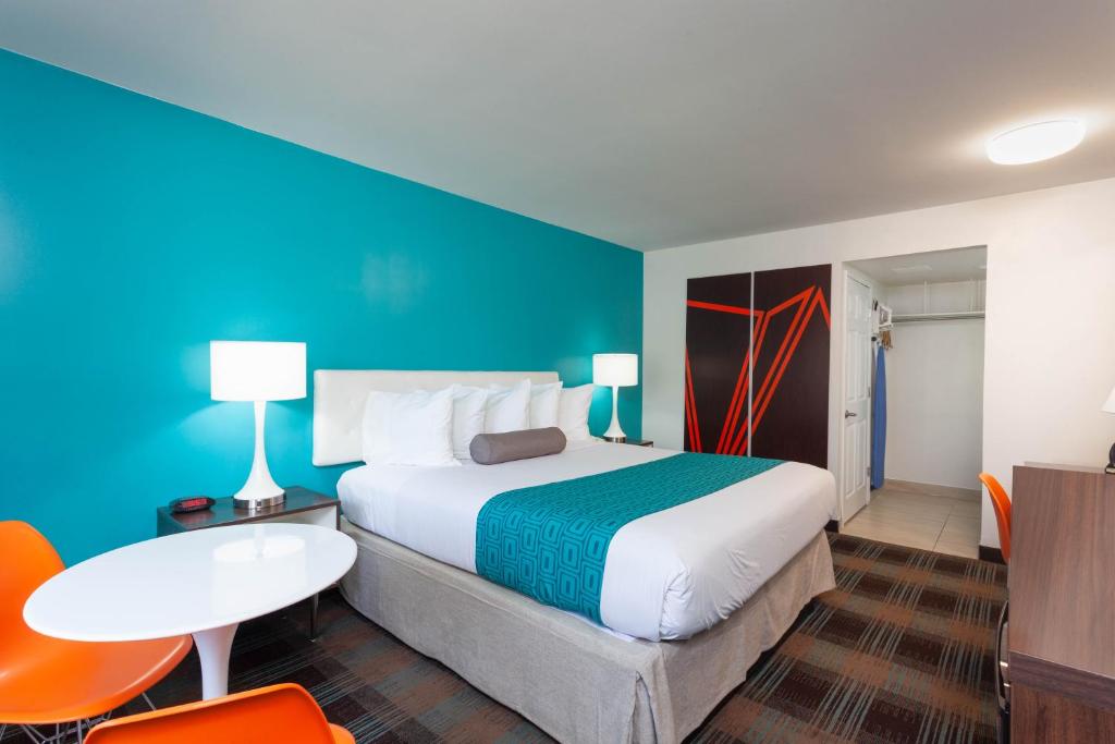 Howard Johnson by Wyndham San Diego Hotel Circle - main image
