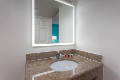 Howard Johnson by Wyndham San Diego Hotel Circle - image 2
