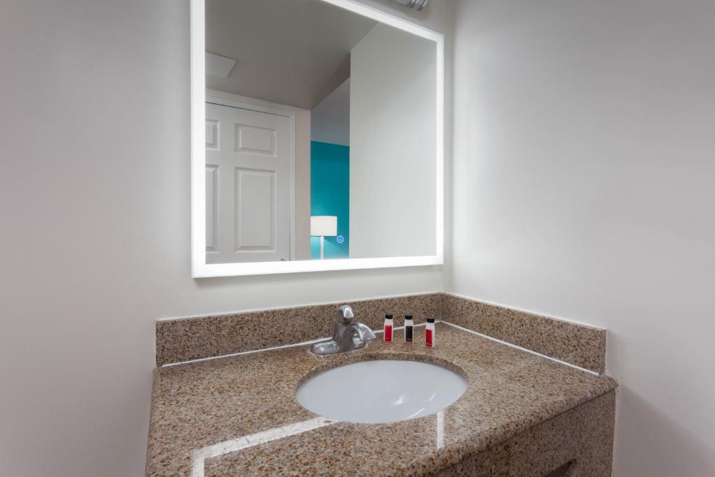 Howard Johnson by Wyndham San Diego Hotel Circle - image 2