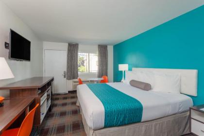 Howard Johnson by Wyndham San Diego Hotel Circle - image 5