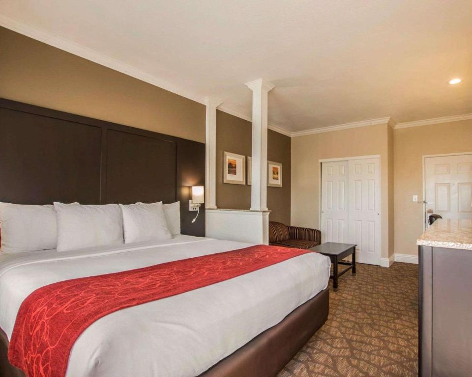 Comfort Inn & Suites Huntington Beach - image 3