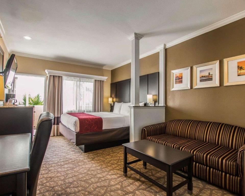 Comfort Inn & Suites Huntington Beach - image 4