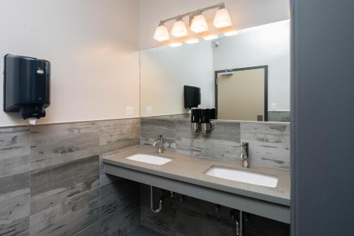 Minna Hotel - image 2