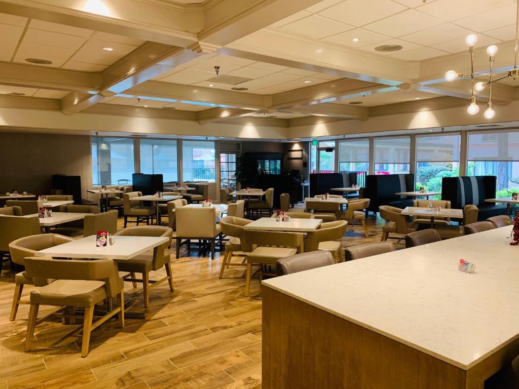 Crowne Plaza Silicon Valley North - Union City an IHG Hotel - image 4