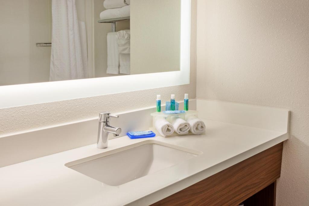 Holiday Inn Express Hotel & Suites Corona an IHG Hotel - image 5