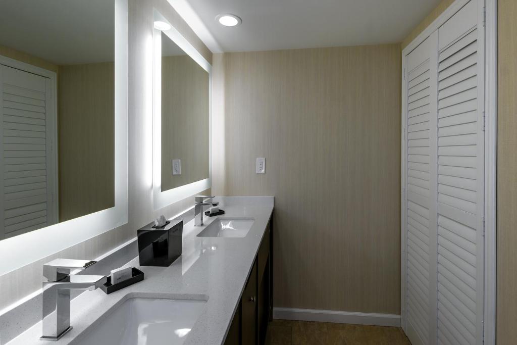 Best Western Plus Carriage Inn - image 5