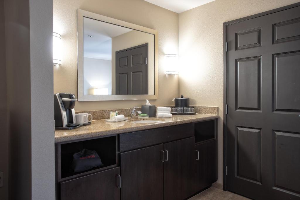Holiday Inn Oceanside Marina Camp Pendleton an IHG Hotel - image 3