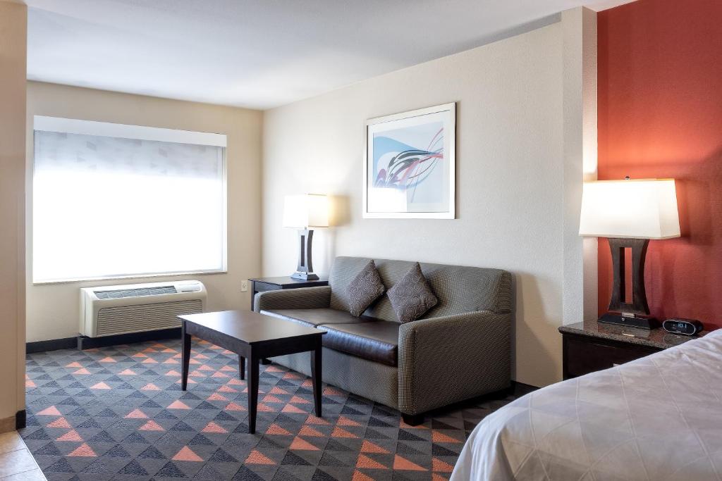 Holiday Inn Oceanside Marina Camp Pendleton an IHG Hotel - image 4