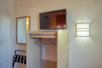 Motel 6-Fresno CA - Blackstone South - image 2