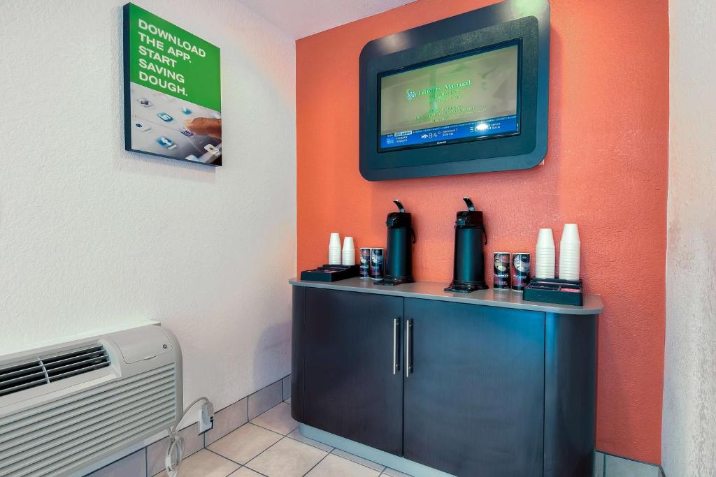 Motel 6-San Diego CA - Hotel Circle - Mission Valley - image 4