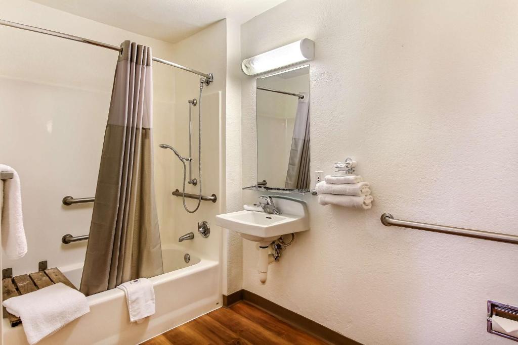Motel 6-Marina CA - Monterey - image 4